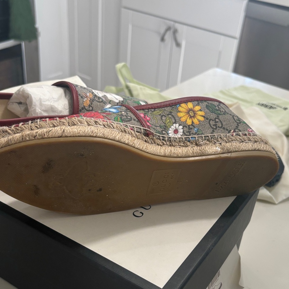 Gucci Floral Canvas Espadrilles with Red Trim - Picture 2 of 4
